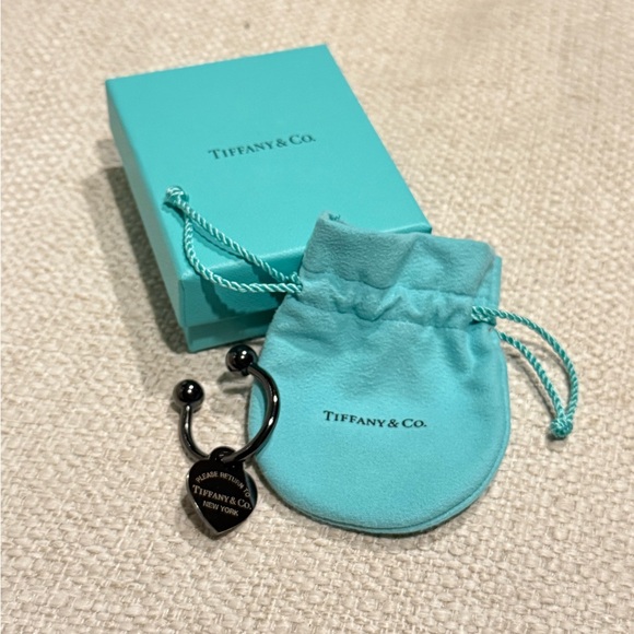 Tiffany & Co. black heart titanium screw keyring - Picture 2 of 6